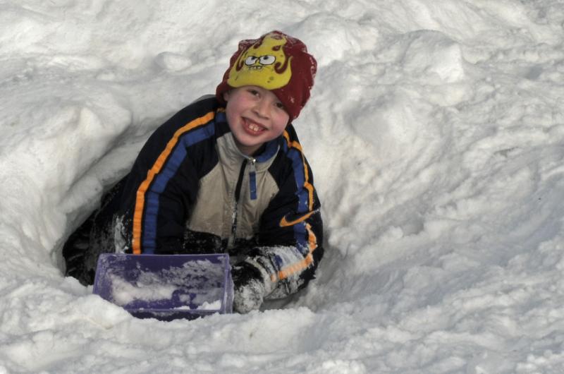 87.jpg - Making tunnels in the snow