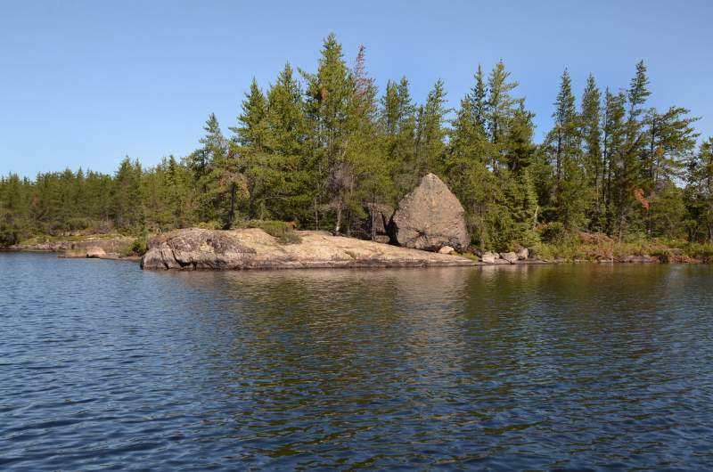 700_4983.jpg - A boulder and a campsite