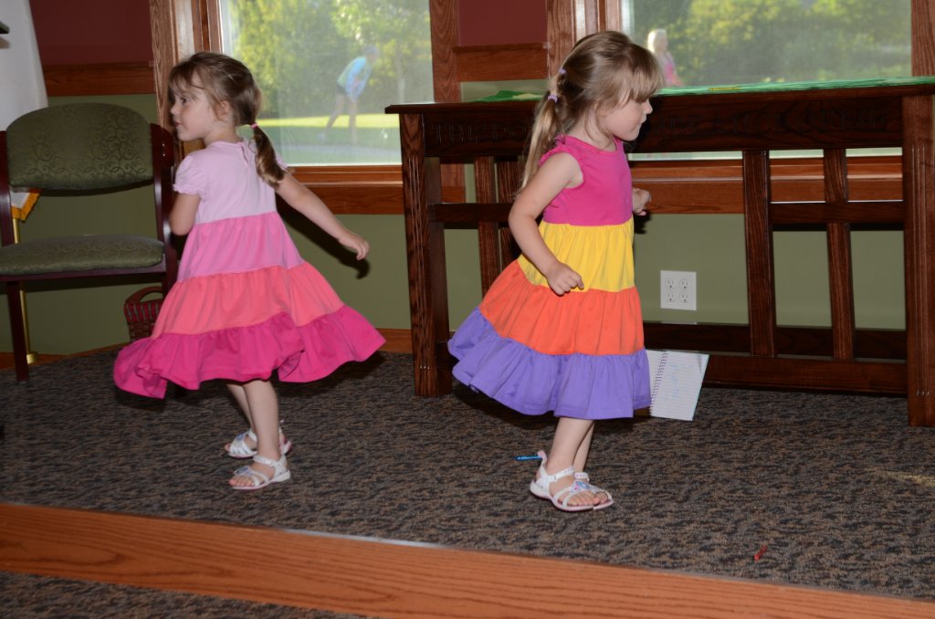 700_5336.JPG - Dancing Girls