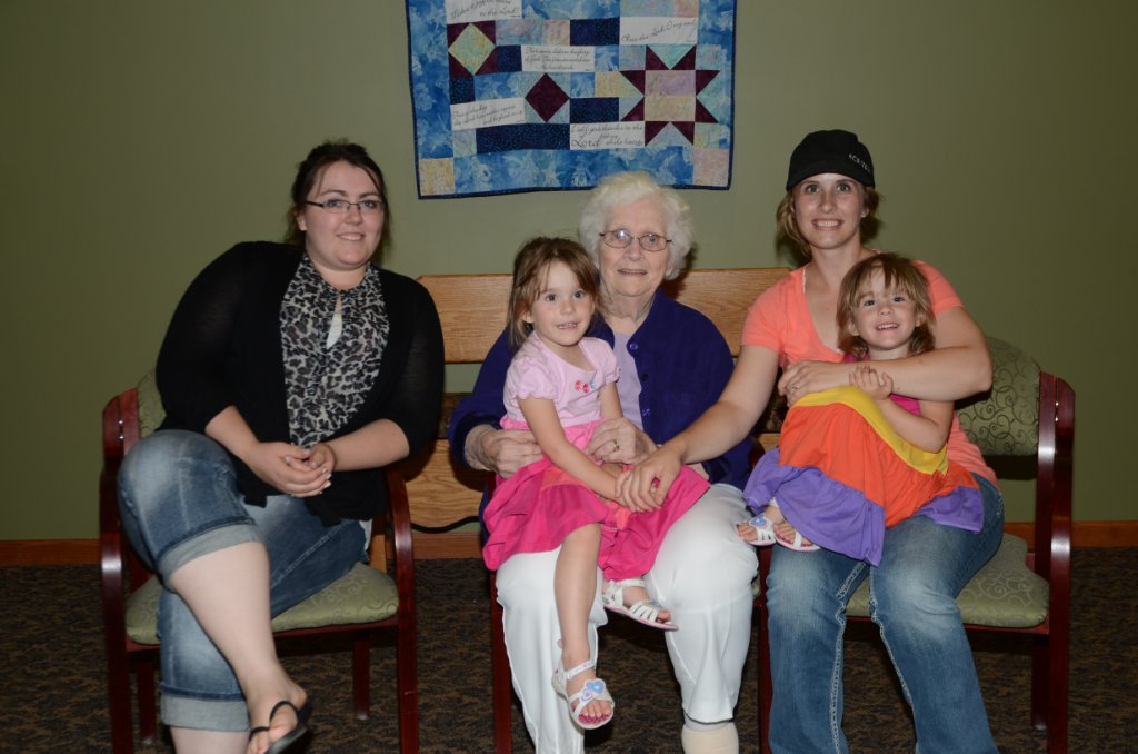 700_5364.JPG - Grandma and the Girls