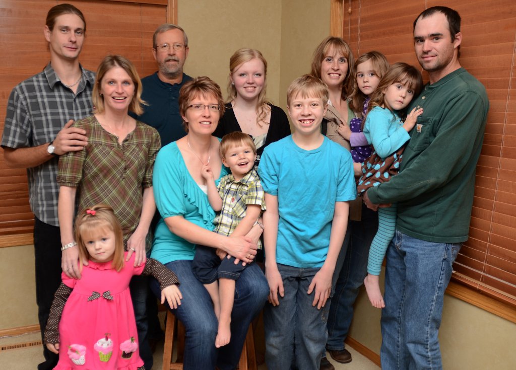 700_7104_2.jpg - The Whole Clan