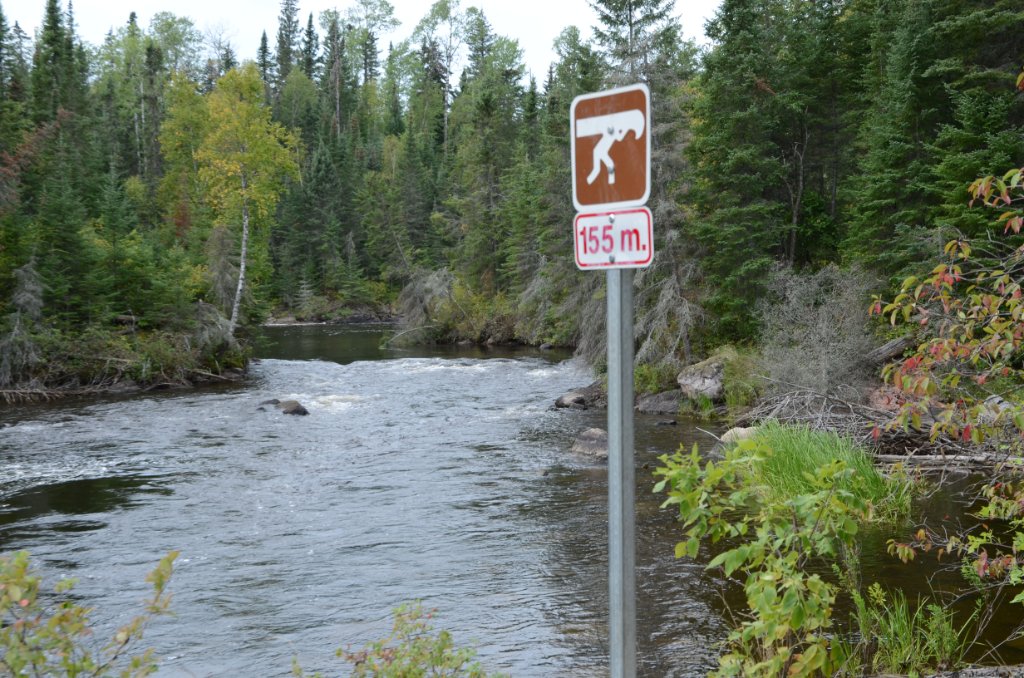 700_5839.jpg - They were well marked on the Manitoba side