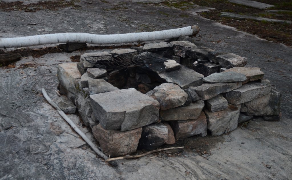 700_6149.jpg - Anothe campsite along the way. Love this fireplace