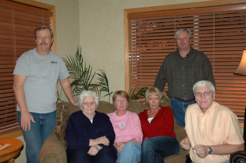 DSC_9333.jpg - Mom Leibnitz and the "kids" on Thanksgiving - Bill, Mom, Karen, Marilyn, Bob and Allen